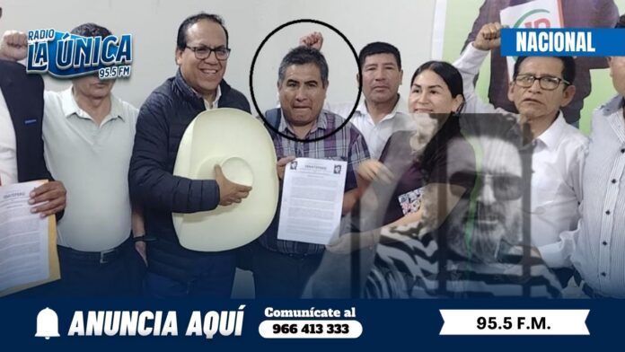Posan con documento revelador